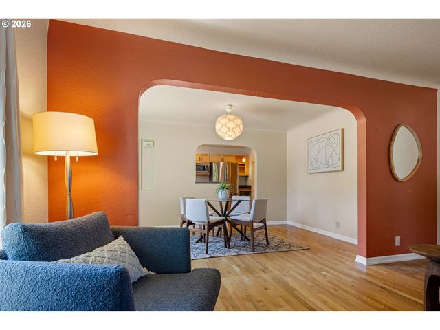 2490 EMERALD St, Eugene, OR 97403