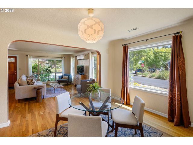 2490 EMERALD St, Eugene, OR 97403