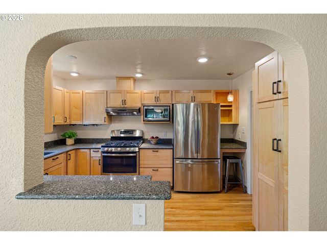 2490 EMERALD St, Eugene, OR 97403