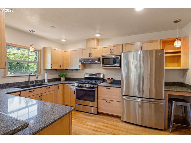 2490 EMERALD St, Eugene, OR 97403