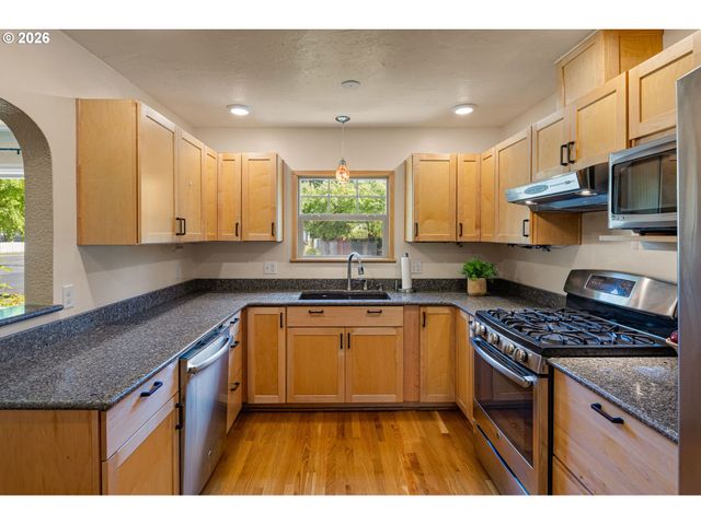 2490 EMERALD St, Eugene, OR 97403
