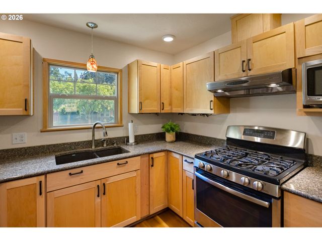 2490 EMERALD St, Eugene, OR 97403