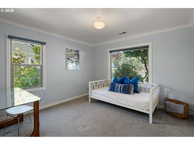 2490 EMERALD St, Eugene, OR 97403