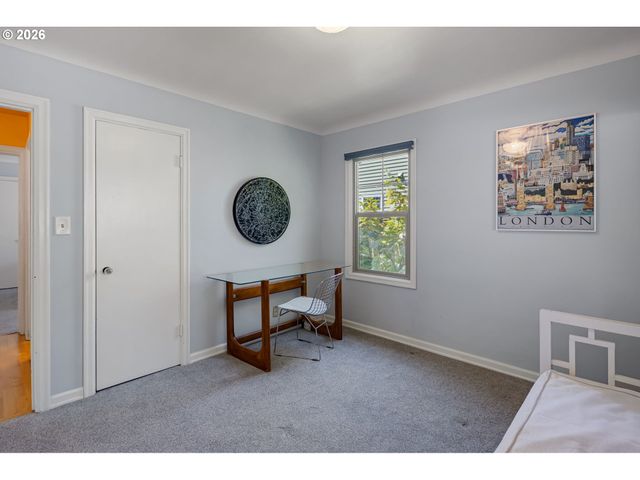 2490 EMERALD St, Eugene, OR 97403