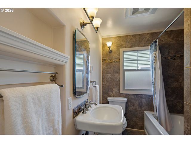 2490 EMERALD St, Eugene, OR 97403