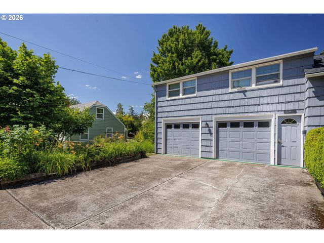 2490 EMERALD St, Eugene, OR 97403