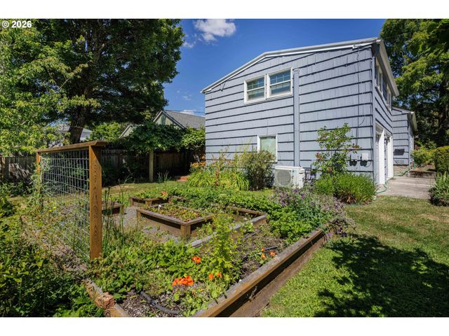 2490 EMERALD St, Eugene, OR 97403