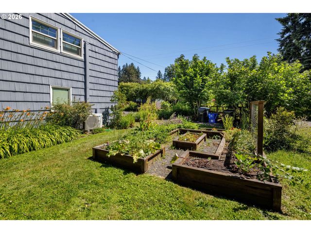 2490 EMERALD St, Eugene, OR 97403