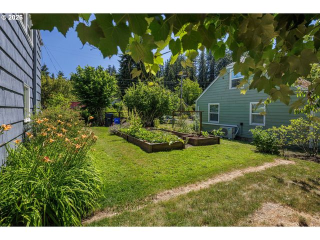 2490 EMERALD St, Eugene, OR 97403