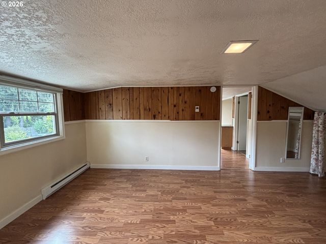 2490 EMERALD St, Eugene, OR 97403