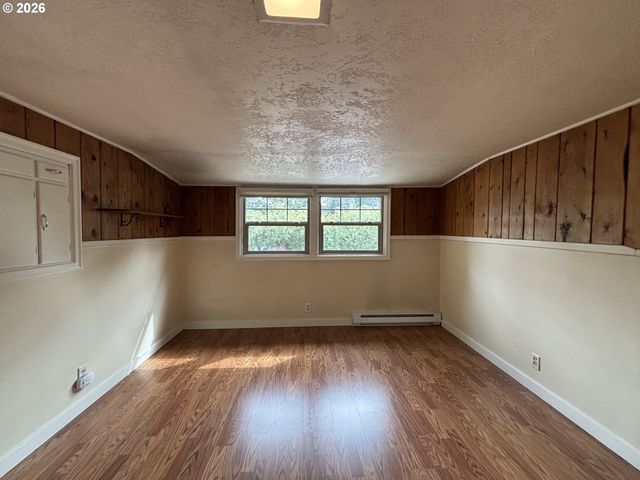 2490 EMERALD St, Eugene, OR 97403