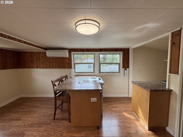 2490 EMERALD St, Eugene, OR 97403