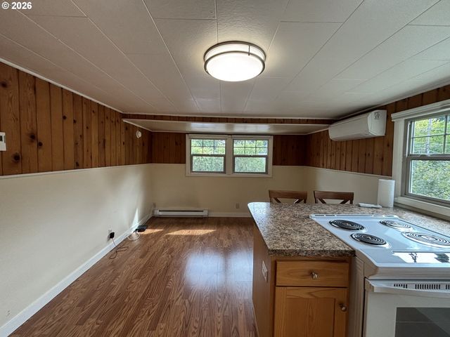 2490 EMERALD St, Eugene, OR 97403