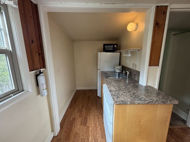 2490 EMERALD St, Eugene, OR 97403