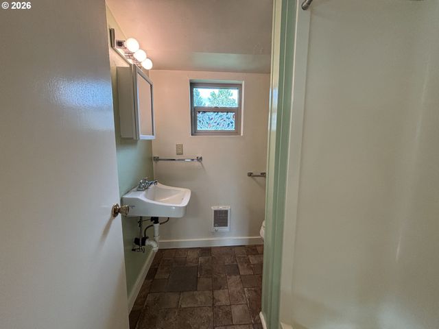 2490 EMERALD St, Eugene, OR 97403