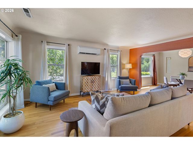 2490 EMERALD St, Eugene, OR 97403