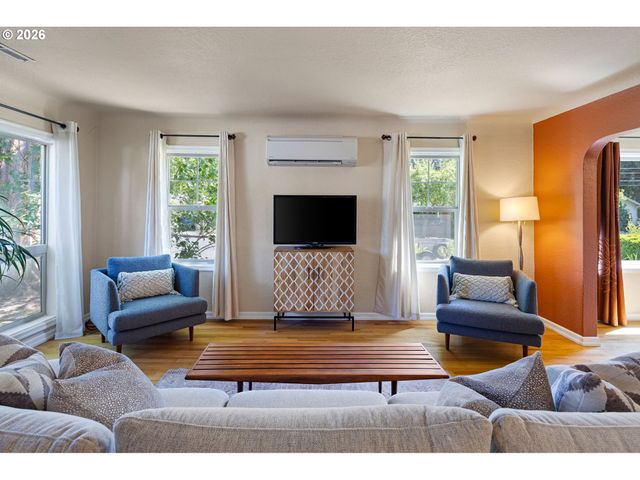 2490 EMERALD St, Eugene, OR 97403