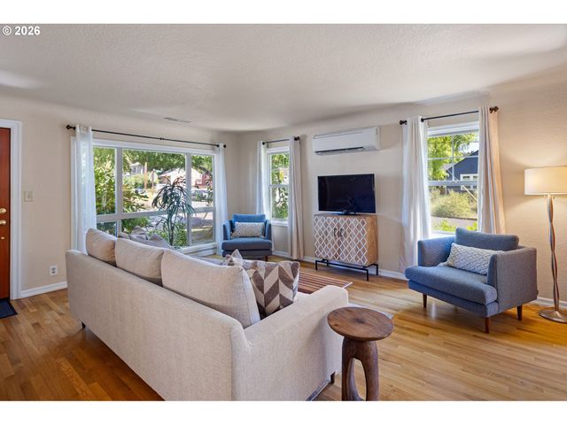 2490 EMERALD St, Eugene, OR 97403