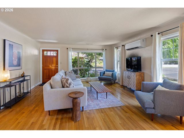 2490 EMERALD St, Eugene, OR 97403