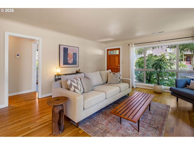2490 EMERALD St, Eugene, OR 97403