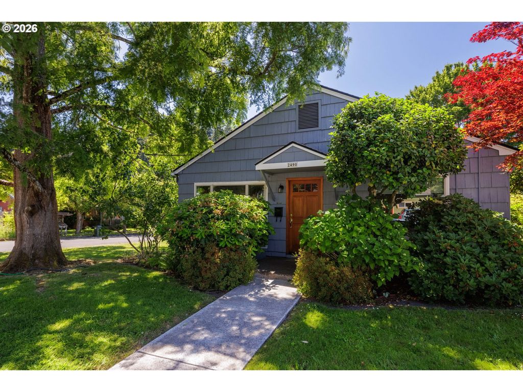 2490 EMERALD St, Eugene, OR 97403