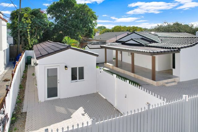 2291 SW 17th St, Miami, FL 33145