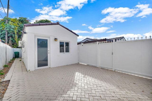 2291 SW 17th St, Miami, FL 33145