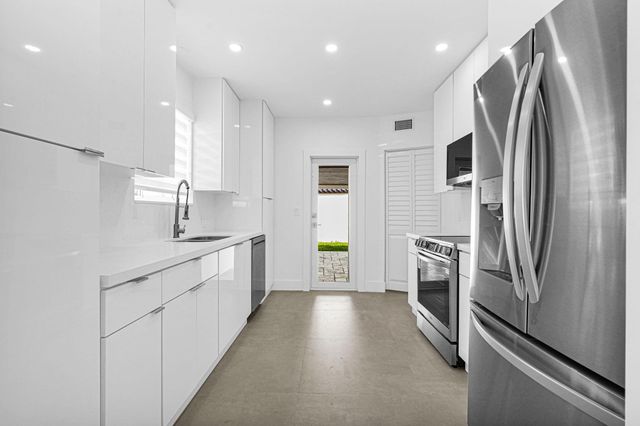 2291 SW 17th St, Miami, FL 33145