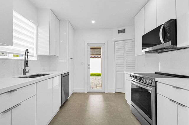 2291 SW 17th St, Miami, FL 33145