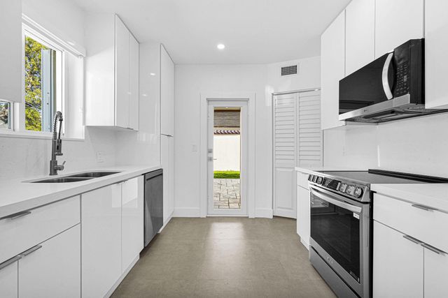 2291 SW 17th St, Miami, FL 33145