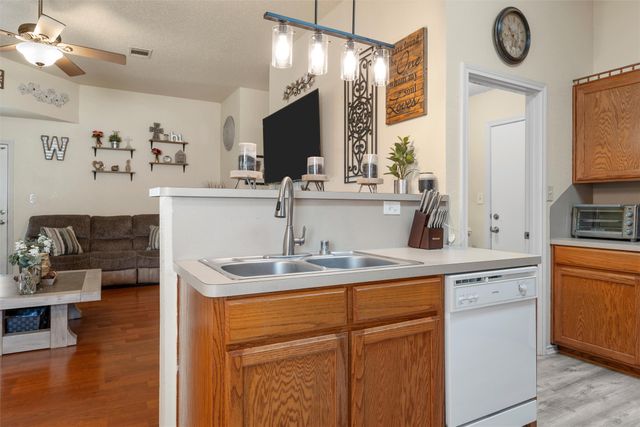 217 Knight Lane, Lacy Lakeview, TX 76705