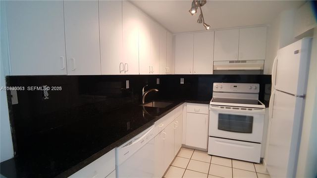 7832 Collins Ave 403, Miami Beach, FL 33141