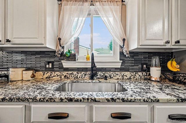 30294 Cherry Avenue, Romulus, MI 48174