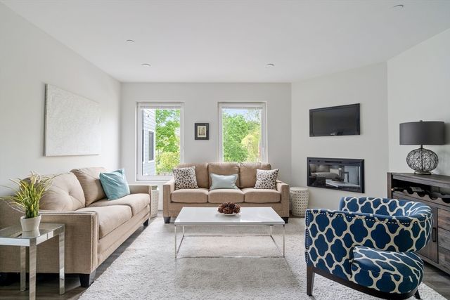 317 Belgrade Ave 207, Boston, MA 02131