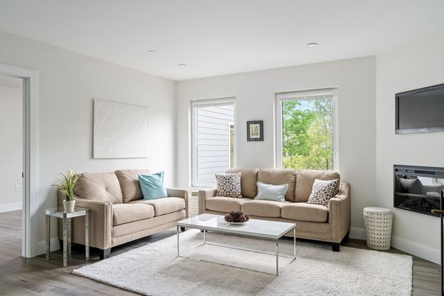 317 Belgrade Ave 207, Boston, MA 02131