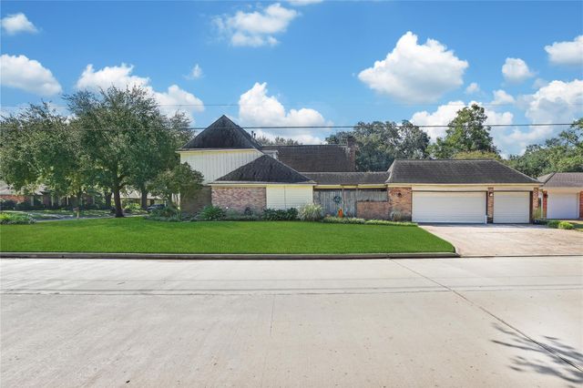 2902 Blue Lakes Lane, Missouri City, TX 77459