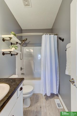 8557 King Street, Omaha, NE 68122