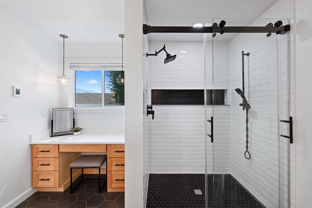 19202 E 11th Ave, Greenacres, WA 99016