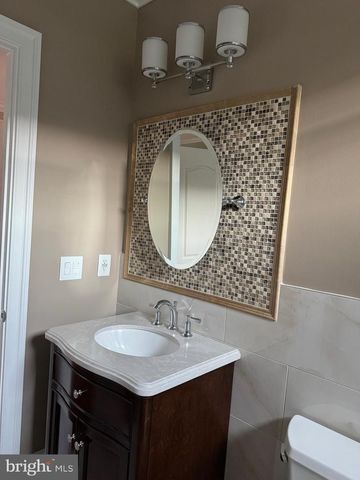 7702 TRAMMELL RD, Annandale, VA 22003