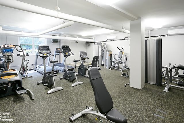 3935 BLACKSTONE Avenue # 3C, New York City, NY 10471