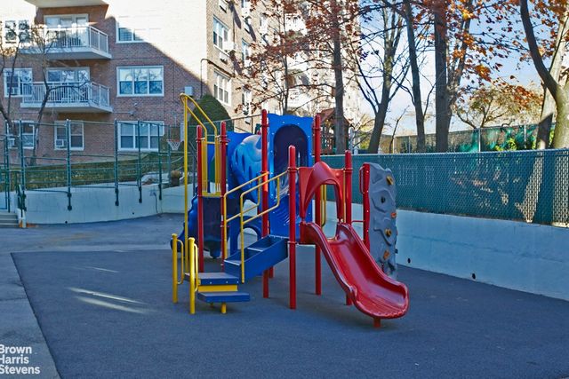 3935 BLACKSTONE Avenue # 3C, New York City, NY 10471