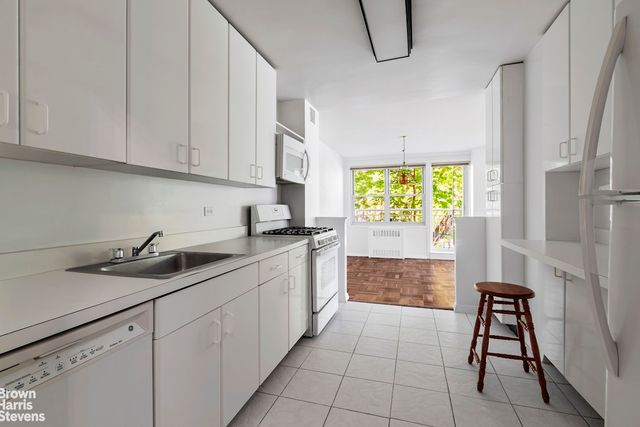3935 BLACKSTONE Avenue # 3C, New York City, NY 10471