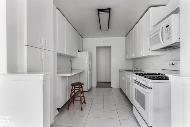 3935 BLACKSTONE Avenue # 3C, New York City, NY 10471
