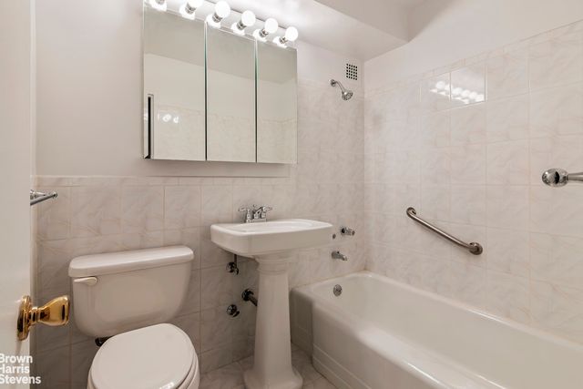 3935 BLACKSTONE Avenue # 3C, New York City, NY 10471