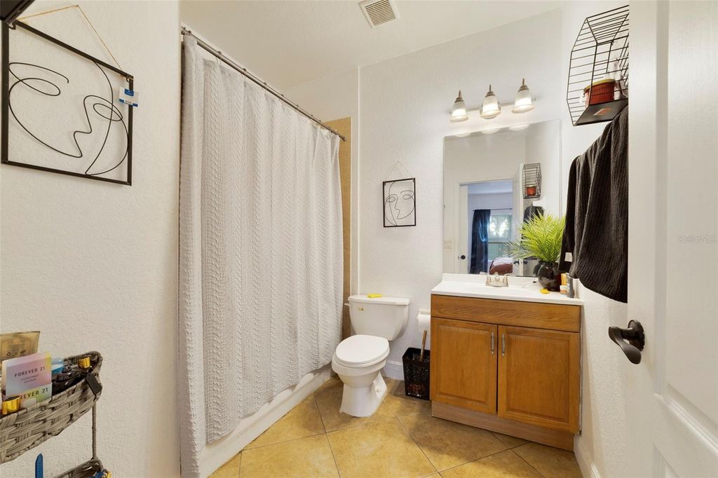 Image 14 of property listing at 3721 S LAKE ORLANDO PARKWAY 6, Orlando, FL 32808