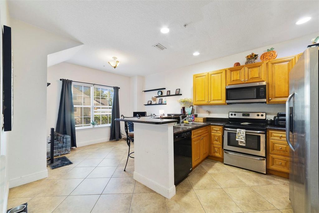 Image 9 of property listing at 3721 S LAKE ORLANDO PARKWAY 6, Orlando, FL 32808