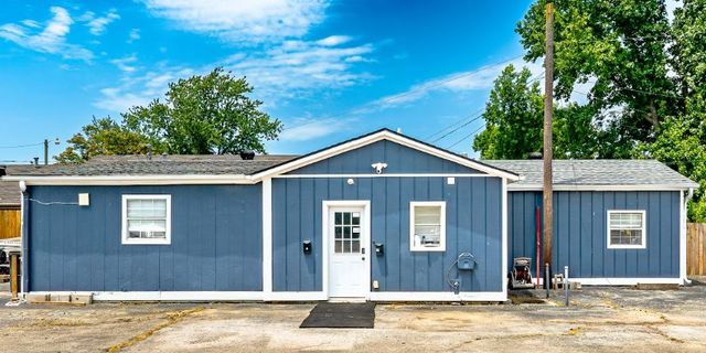 700 W Oak Street, Rogers, AR 72756