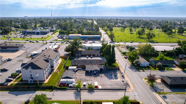 700 W Oak Street, Rogers, AR 72756