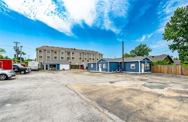 700 W Oak Street, Rogers, AR 72756