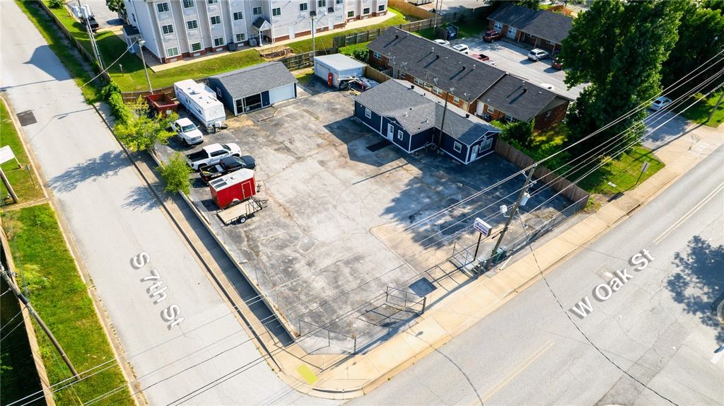 700 W Oak Street, Rogers, AR 72756